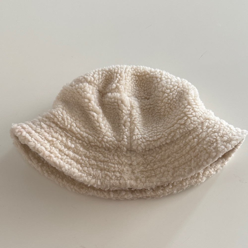 hollister fuzzy bucket hat